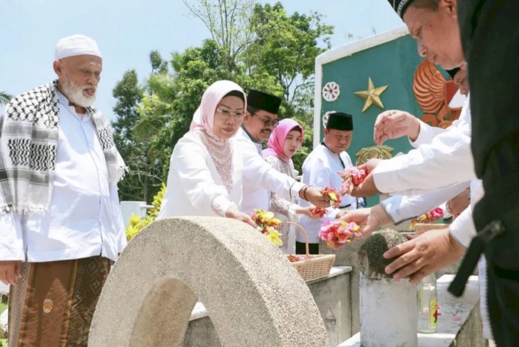 ilustrasi - Bupati Serang Ratu Tatu Chasanah beserta jajaran melaksanakan ziarah ke makam Bupati Pertama, di Serang, Banten, Senin (7/10/2024). (ANTARA/HO-Pemkab Serang)