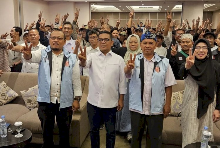 ilustrasi - Calon Gubernur Banten Andra Soni (kedua dari kiri) berpose salam dua jari bersama perwakilan Buruh Sahabat Andra Soni-Dimyati di Swiss-Belhotel Bandara Soekarno-Hatta, Senin (30/9/2024). ANTARA/HO-Tim Andra-Dimyati