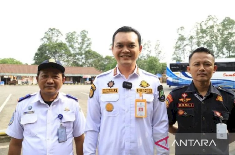 ilustrasi - Kepala Dinas Perhubungan (Dishub) Kota Tangerang Achmad Suhaely (tengah). ANTARA/Irfan