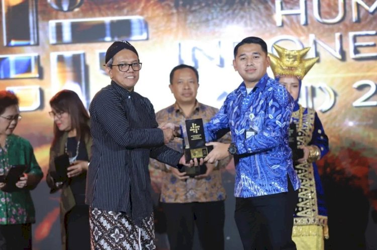 ilustrasi - Kepala Bidang Diseminasi Informasi Komunikasi Publik Pemkot Tangerang Ian Chavidz Rizqiullah (kanan) menerima penghargaan dalam Anugerah Humas Indonesia (AHI) digelar digelar di The Rich Hotel, Yogyakarta, Jumat (11/10/24) malam. (ANTARA/HO-Pemkot Tangerang).
