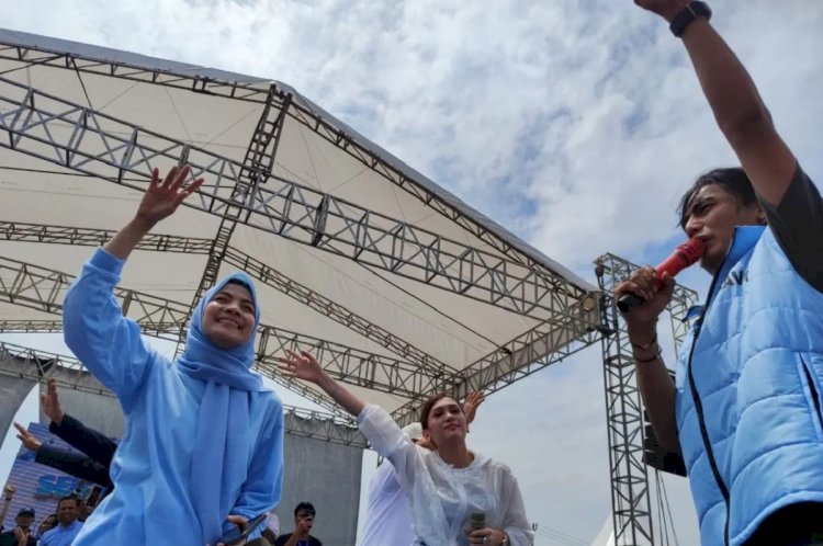 ilustrasi - Bakal Calon Bupati Serang Ratu Zakiyah bersama artis penyanyi Girvy Taj KDI (tengah) dan Charly Van Houten (kanan). ANTARA/Susmiatun Hayati