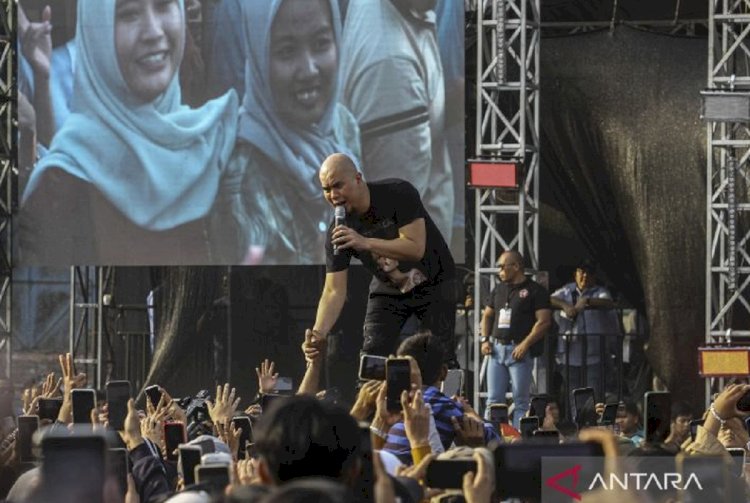 ilustrasi - Grup band Dewa 19 tampil pada acara Konser Banten Maju di Stadion Maulana Yusuf, Kota Serang, Banten, Kamis (17/10/2024). ANTARA FOTO/Angga Budhiyanto/gp