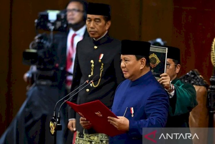 ilustrasi - Presiden Prabowo Subianto (kanan) saat mengucapkan sumpah jabatan di Gedung Nusantara, Kompleks Parlemen, Senayan, Jakarta, Minggu (20/10/2024). ANTARA FOTO/Rivan Awal Lingga/app/YU/aa.