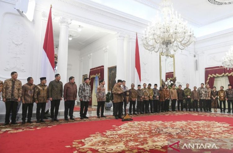 ilustrasi - Presiden Prabowo Subianto didampingi Wapres Gibran Rakabuming Raka mengumumkan jajaran menteri Kabinet Merah Putih di Istana Merdeka, Jakarta, Minggu (20/10/2024). 