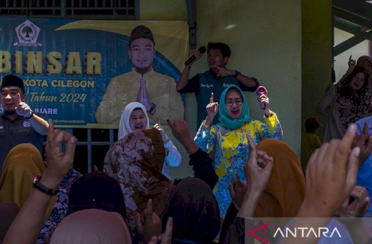 ilustrasi - Calon Gubernur Banten nomor urut 1 Airin Rachmi Diany (kanan) didampingi calon Wali Kota Cilegon Robinsar (kiri) saat menggelar kampanye di Desa Rawa Arum, Kecamatan Gerogol, Kota Cilegon, Banten, Sabtu (26/10/2024). ANTARA FOTO/Angga Budhiyanto/gp