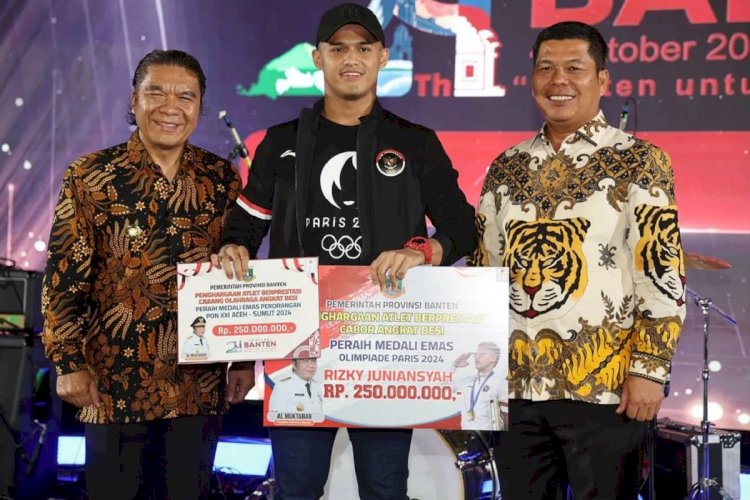 ilustrasi - Atlet angkat besi perwakilan Indonesia di Olimpiade Paris Rizki juniansyah (tengah) menerima apresiasi dari pemerintah Provinsi Banten di Plaza DPRD Banten, KP3B, Kota Serang, Jumat (25/10/2024). (ANTARA/HO-Pemprov Banten)