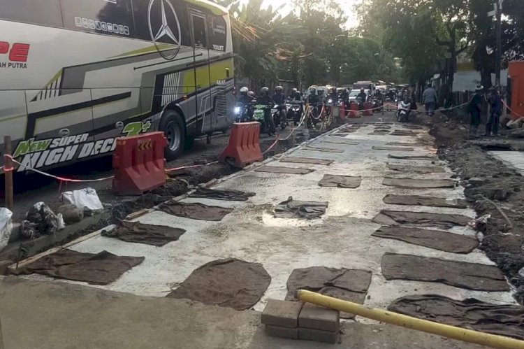 ilustrasi - Perumda Tirta Benteng Kota Tangerang melakukan penambalan serta pengecoran dampak dari penurunan tanah imbas pekerjaan pemasangan pipa bawah tanah di Jalan KS Tubun. ANTARA/HO-Pemkot Tangerang