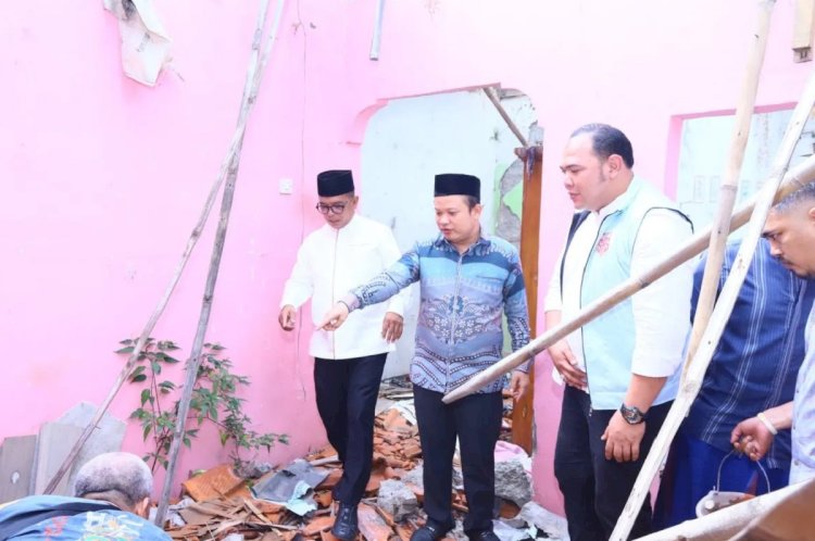 ilustrasi - Calon Gubernur (Cagub) Banten nomor urut 2, Andra Soni bersama Tim Relawan GBAM (Gerakan Banten Adil Merata) melakukan bedah rumah warga kurang mampu. ANTARA/Istimewa