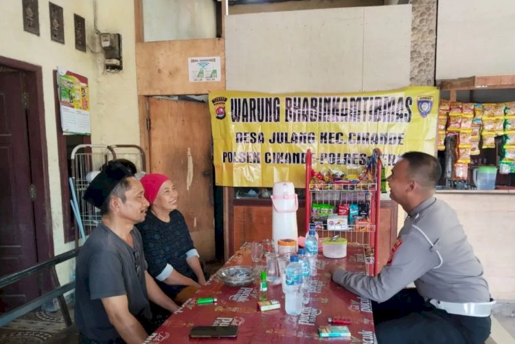 ilustrasi - Personel Bhabinkamtibmas Polsek jajaran Polres Serang, Polda Banten melaksanakan program warung Bhabinkamtibmas di Cikande, Serang, Banten, Senin (28/10/2024). ANTARA/HO-Polres Serang.