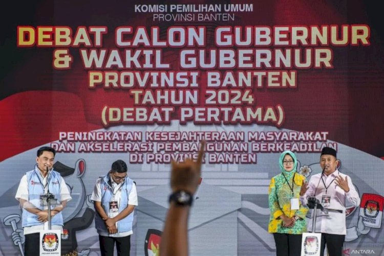ilustrasi - Cagub-cawagub nomor urut 1 Airin Rachmi Diany (kedua kanan) dan Ade Sumardi (kanan) serta cagub-cawagub nomor urut 2 Andra Soni (kedua kiri) dan Achmad Dimyati Natakusumah (kiri). ANTARA FOTO/Galih Pradipta/nym.