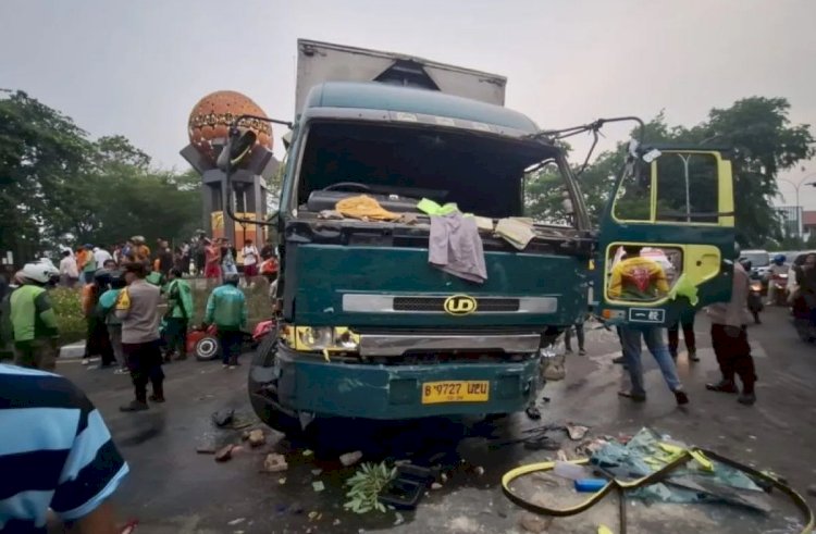 ilustrasi - Kondisi truk kontainer di depan Tugu Adipura usai menabrak sejumlah kendaraan di wilayah Kota Tangerang ANTARA/HO-Istimewa