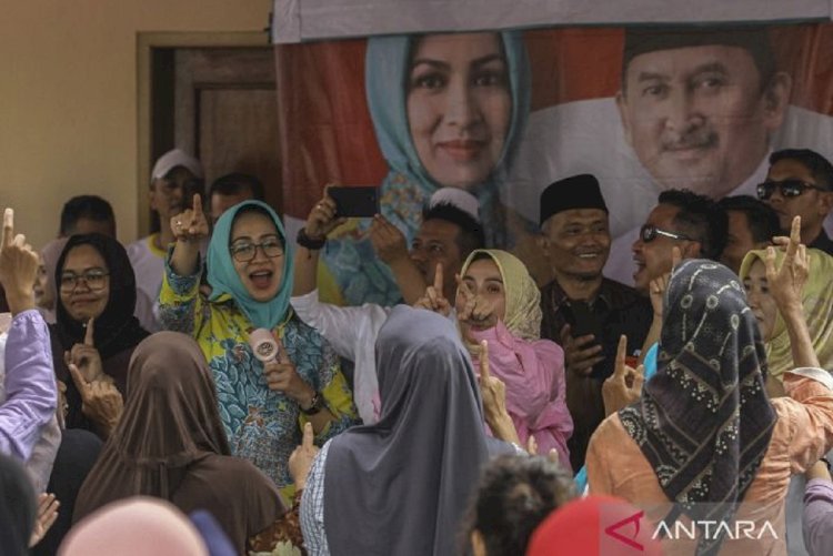 ilustrasi - Calon Gubernur Banten nomor urut 1 Airin Rachmi Diany (kedua kiri) saat kampanye di Kota Serang, Banten (8/10/2024). ANTARA FOTO/Angga Budhiyanto/gp
