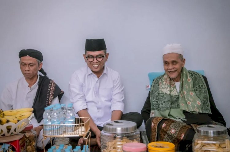 ilustrasi - Calon Gubernur Banten nomor urut 2, Andra Soni (tengah) dalam acara Hari Santri Nasional. (ANTARA)