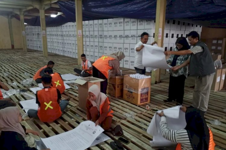 ilustrasi - Petugas sedang melakukan penyortiran surat suara di Gudang logistik KPU Kota Serang, Banten. (ANTARA/Desi Purnama Sari)