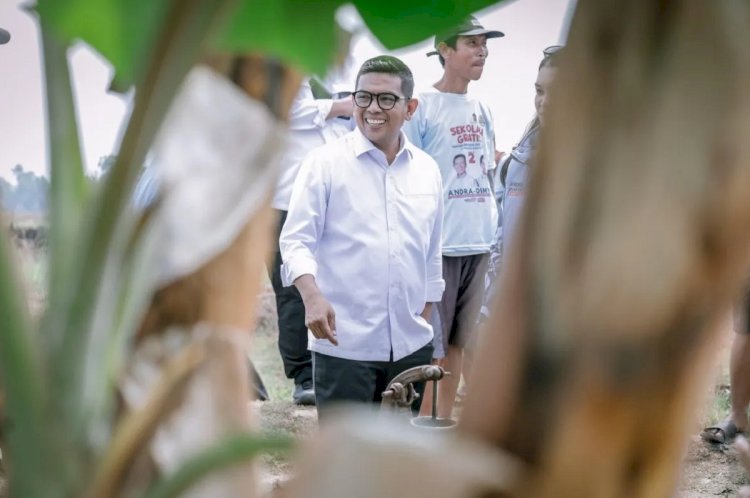 ilustrasi - Calon Gubernur Banten nomor urut 2 Andra Soni saat berada di Kampung Kemayungan, Desa Kaliasin, Kecamatan Sukamulya, Kabupaten Tangerang. (ANTARA)