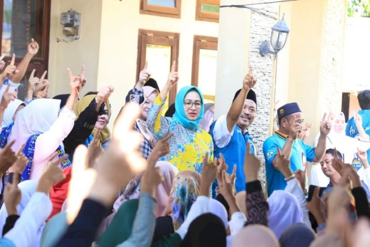 ilustrasi - Calon gubernur Banten nomor urut 1 Airin Rachmi Diany silaturahmi dengan masyarakat di Kota Tangerang Selatan, Minggu (3/11/2024). ANTARA/HO-Tim Airin-Ade