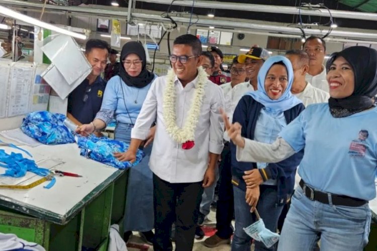 ilustrasi - Calon Gubernur Banten nomor 2 Andra Soni saat menemui buruh dari PT. Sejin Global Indonesia di Jalan Raya Serang, Desa Sentul Jaya, Kecamatan Balaraja, Kabupaten Tangerang, Banten, Sabtu (2/11/2024).