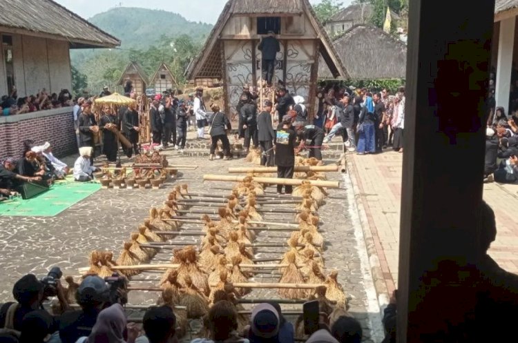 ilustrasi - Upacara Seren Taun yang dilaksanakan di Kasepuhan Cisungsang Kecamatan Cibeber Kabupaten Lebak.(FOTO ANTARA/Mansyur S.)