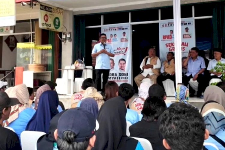 ilustrasi - Andra Soni saat bersama sukarelawan menemui warga Kelurahan Sawah, Ciputat, Tangerang Selatan (Tangsel), Senin (4/11/2024). ANTARA/HO-Tim Andra-dimyati