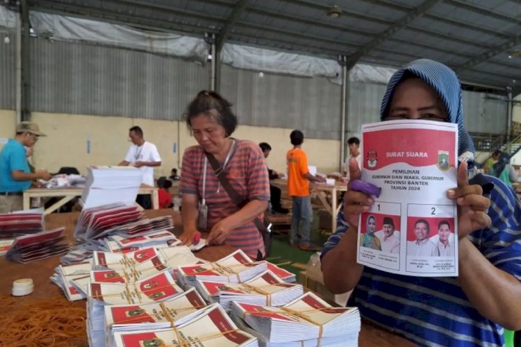 ilustrasi - Proses penyortiran dan pelipatan logistik Pilkada Kabupaten Tangerang, Banten. ANTARA/Azmi Samsul Maarif