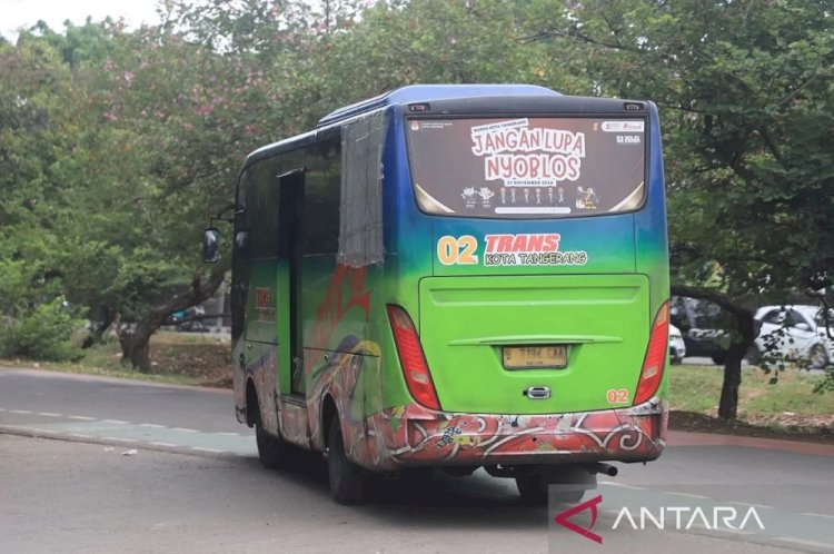 ilustrasi - KPU Tangerang memasang sticker ajakan mencoblos pada tanggal 27 November 2024 di Bus Tayo dan Si Benteng. ANTARA/Irfan