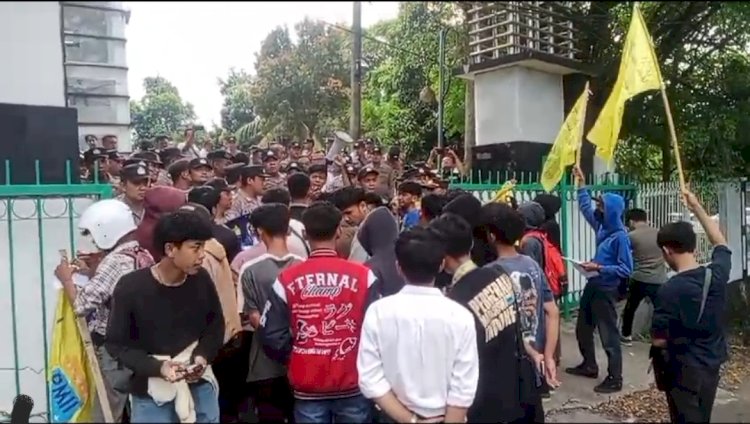 Mahasiswa demo di depan kantor DPMP kabipaten Lebak. Foto: Aji/Rmolbanten.