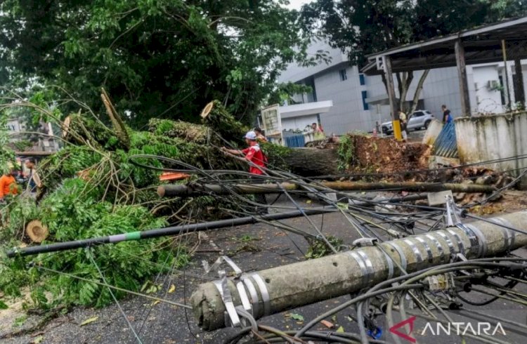 Ilustrasi - BPBD Kabupaten Lebak mencatat bencana angin kencang menyebabkan lima unit rumah rusak, dua perkantoran rusak, puluhan makam rusak, aliran listrik dan jaringan internet terputus. ANTARA FOTO/Muhammad Bagus khoirunas/wpa.