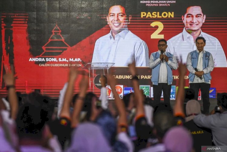ilustrasi - Cagub-cawagub nomor urut 2 Andra Soni (kiri) dan Achmad Dimyati Natakusumah (kanan) saat debat kedua di Jakarta, Kamis (7/11/2024). ANTARA FOTO/Galih Pradipta/Spt.