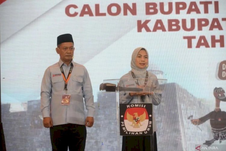 ilustrasi - Calon Bupati dan Wakil Bupati Serang nomor urut 2, Ratu Zakiyah-Najib Hamas debat perdana di Hotel Swiss Belinn, Cikande, Kabupaten Serang, Jumat (8/11/2024). (ANTARA/Desi Purnama Sari)