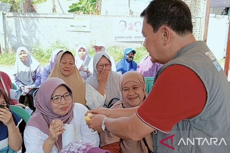 ilusrasi - Calon Bupati (Cabup) Kabupaten Tangerang nomor urut 2, Maesyal Rasyid saat menyapa warga Kelurahan Binong, Kecamatan Curug, Kabupaten Tangerang. ANTARA/Azmi