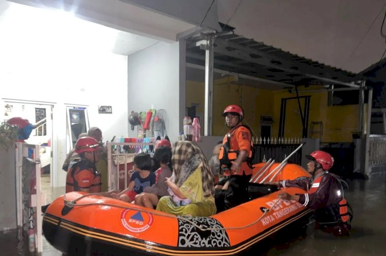 ilustrasi - Petugas evakuasi warga yang menjadi korban bencana banjir di Kota Tangerang Selatan (Tangsel). ANTARA/HO-BPBD Tangsel