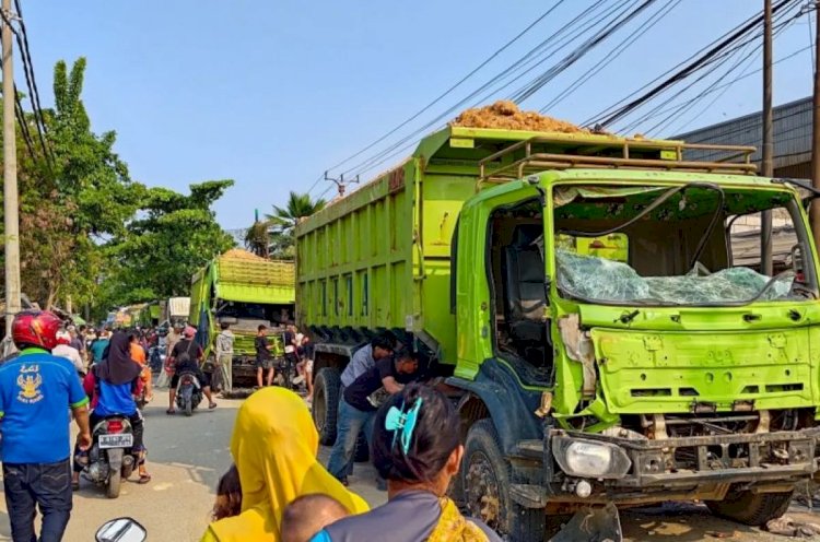 ilustrasi - Sejumlah truk tambang yang dirusak oleh warga akibat melanggar jam operasional di Kabupaten Tangerang. ANTARA/Azmi