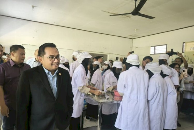 ilustrasi - Ketua Komisi II DPR RI Muhammad Rifqinizamy meninjau persiapan hidangan program makan bergizi gratis di SMKN 8 Kota Serang, Rabu (13/11/2024). ANTARA/Devi Nindy