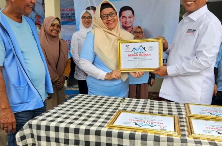 ilustrasi - Calon Gubernur Banten nomor urut 2 Andra Soni menyerahkan kunci kepada penerima program bedah rumah. ANTARA/HO-Tim Media Andra Soni.