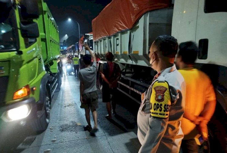 ilustrasi - Petugas di Kota Tangerang melakukan pengawasan jam operasional truk tambang. (ANTARA/HO-Pemkot Tangerang)