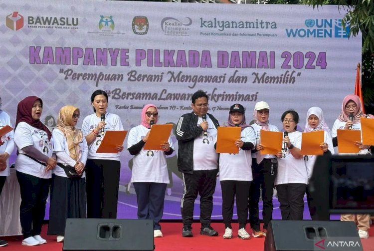 ilustrasi - Ketua Bawaslu RI Rahmat Bagja (tengah kiri) bersama Menteri PPPA Arifah Fauzi (keempat kiri), Wakil Menteri PPPA Veronica Tan (ketiga kiri) saat membacakan Deklarasi Bersama Kampanye Pilkada Damai 2024, Minggu (17/11/2024). (ANTARA/Rio Feisal)