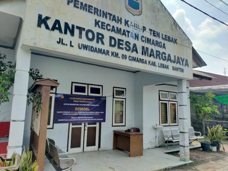 Kantor desa yang disegel masyarakat.