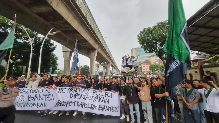 Aktivis HMI demo di depan Mabes Polri tuntut Kapolda Banten dicopot. Foto: rmolbanten