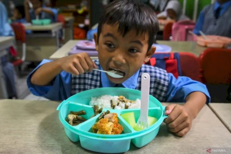 ilustrasi - Siswa menikmati program makan bergizi gratis di SDN Panunggangan 5, Kota Tangerang, Banten, Kamis (14/11/2024). ANTARA FOTO/Sulthony Hasanuddin/nym.