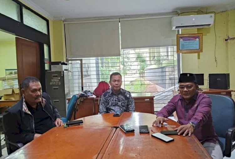 ilustrasi - Wakil Ketua Dewan Perwakilan Rakyat Daerah (DPRD) Kabupaten Tangerang, Kholid Ismail (Kanan) saat memberikan keterangan pers. (ANTARA/Azmi Samsul Maarif)
