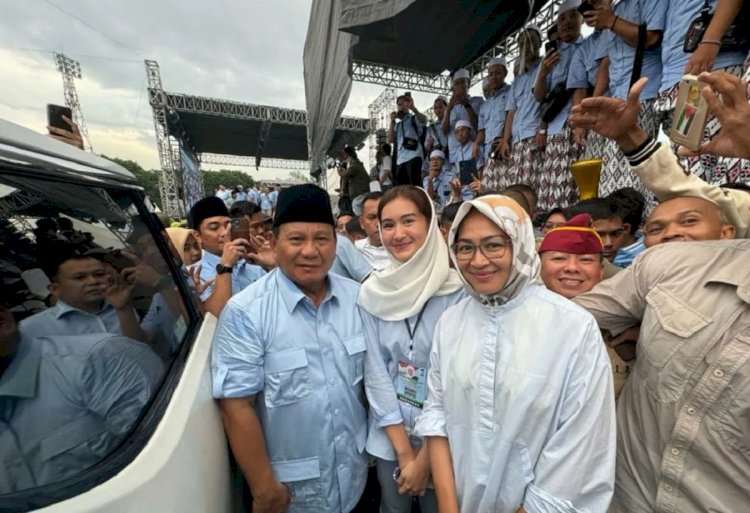 ilustrasi - Prabowo Subianto bersama Airin Rachmi Diany saat acara Relawan Ndaru Bersalawat di Stadion Maulana Yusuf, Kota Serang, Sabtu (28/1/2024). ANTARA/HO-TKD