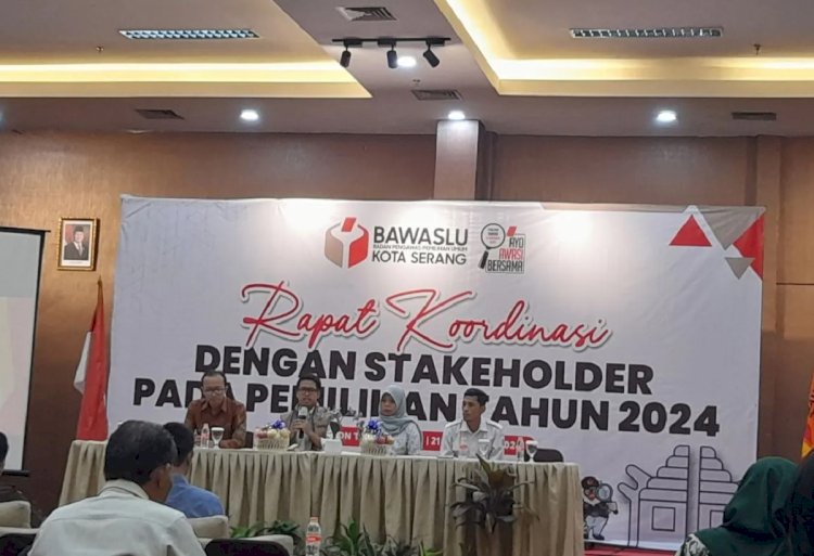 ilustrasi - Ketua Bawaslu Kota Serang, Agus Aan Hermawan (kedua dari kiri) saat rapat koordinasi bersama stakeholder di Serang, Kamis (21/11/2024). (ANTARA/Desi Purnama Sari)