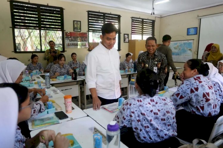ilustrasi - Penjabat Wali Kota Tangerang Dr. Nurdin (kanan) mendampingi Wakil Presiden Gibran Rakabuming Raka saat meninjau ujicoba makan bergizi gratis di SMK Negeri 3 Kota Tangerang, Kamis. ANTARA/HO-Pemkot Tangerang