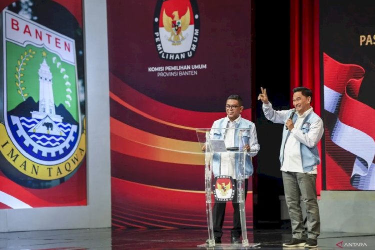 ilustrasi - Cagub-cawagub Banten nomor urut 2 Andra Soni (kiri) dan Achmad Dimyati Natakusumah (kanan) saat debat ketiga calon Gubernur dan calon Wakil Gubernur Provinsi Banten di Jakarta, Rabu (20/11/2024). ANTARA FOTO/Galih Pradipta/tom