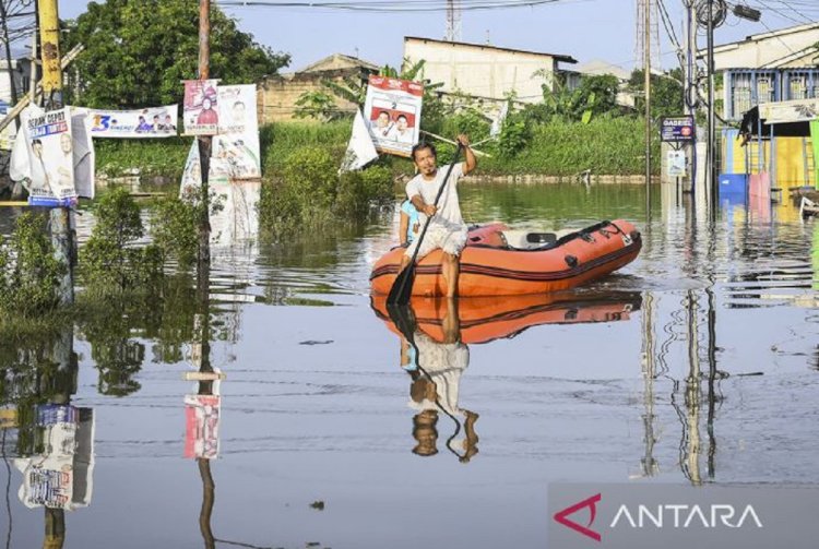 ilustrasi - Warga menggunakan perahu untuk melintasi banjir yang merendam Perumahan Garden City Residence, Periuk, Kota Tangerang, Banten, Minggu (24/11/2024). ANTARA FOTO/Sulthony Hasanuddin/gp