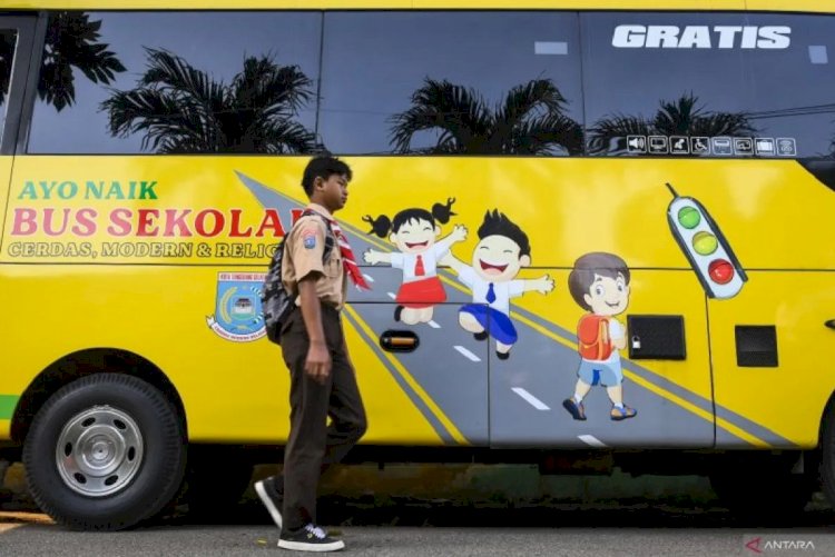 ilustrasi - Pelajar berjalan di dekat bus sekolah gratis di Tangerang Selatan, Banten, Rabu (13/11/2024). (ANTARA FOTO/Sulthony Hasanuddin/tom. 