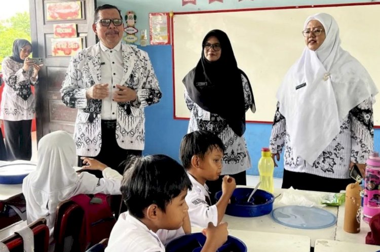 ilustrasi - Kegiatan makan bergizi gratis di SDN Sukasari 7 Kecamatan Tangerang, Senin (25/11/2024). ANTARA/HO-Pemkot Tangerang
