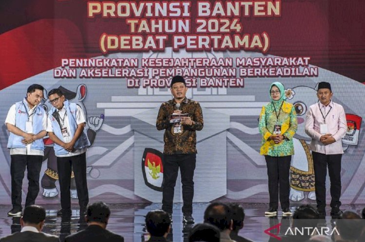 Ketua KPU Provinsi Banten Mohamad Ihsan (tengah) menyampaikan sambutan didampingi cagub-cawagub nomor urut 1 Airin Rachmi Diany (kedua kanan) dan Ade Sumardi (kanan) serta cagub-cawagub nomor urut 2 Andra Soni (kedua kiri) dan Achmad Dimyati Natakusumah (kiri) di Jakarta, Rabu (16/10/2024). ANTARA FOTO/Galih Pradipta
