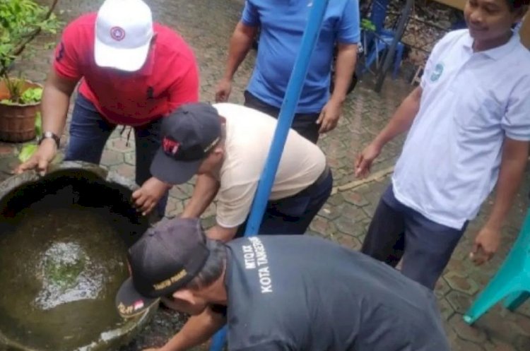 ilustrasi - Kegiatan pemantauan jentik nyamuk yang dilakukan Jumantik di wilayah Kota Tangerang. ANTARA/HO-Pemkot Tangerang
