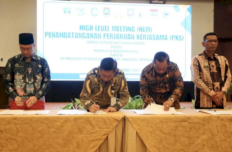 ilustrasi - Sekretaris Daerah (Sekda) Kota Tangerang Herman Suwarman (kedua dari kiri) menandatangani Perjanjian Kerja Sama (PKS) dengan Pemerintah Provinsi Banten terkait Optimalisasi Pemungutan Pajak dan Sinergi Pemungutan Opsen di Horison Hotel, Serang, Banten, Kamis (28/11/2024). ANTARA/HO-Pemkot Tangerang